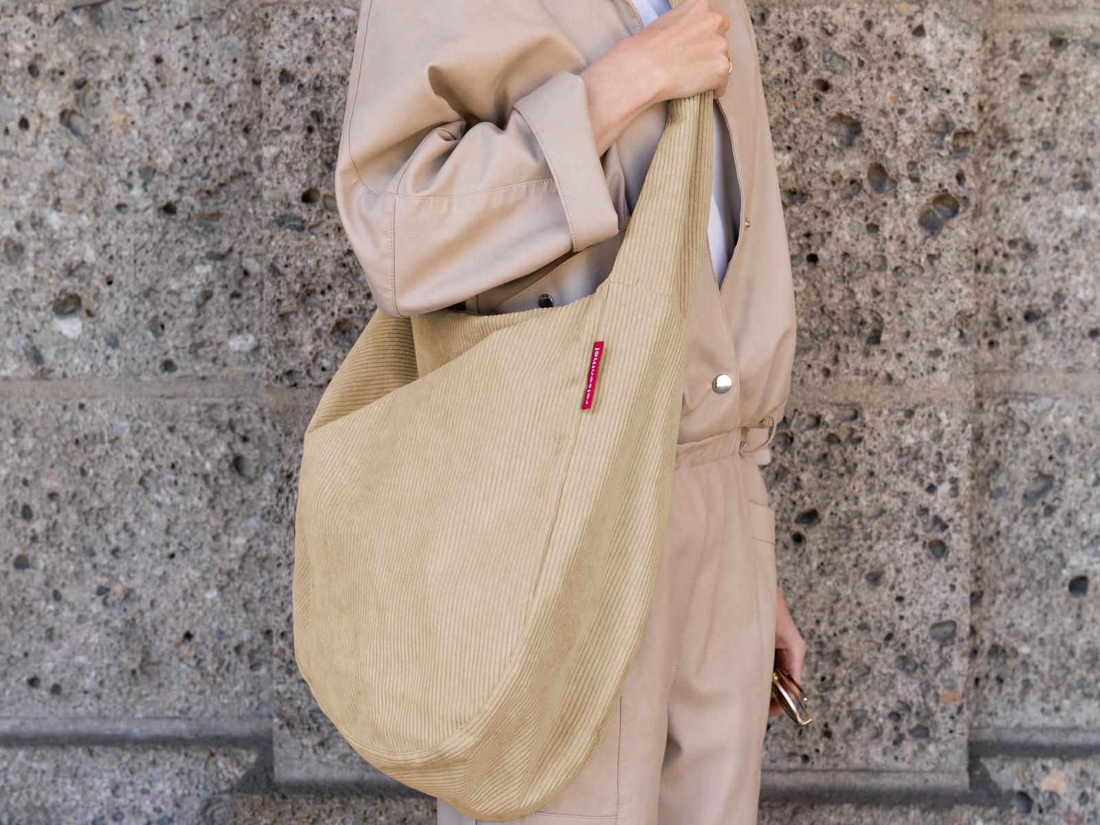 reisenthel moonbag cord sand Lifestyle2