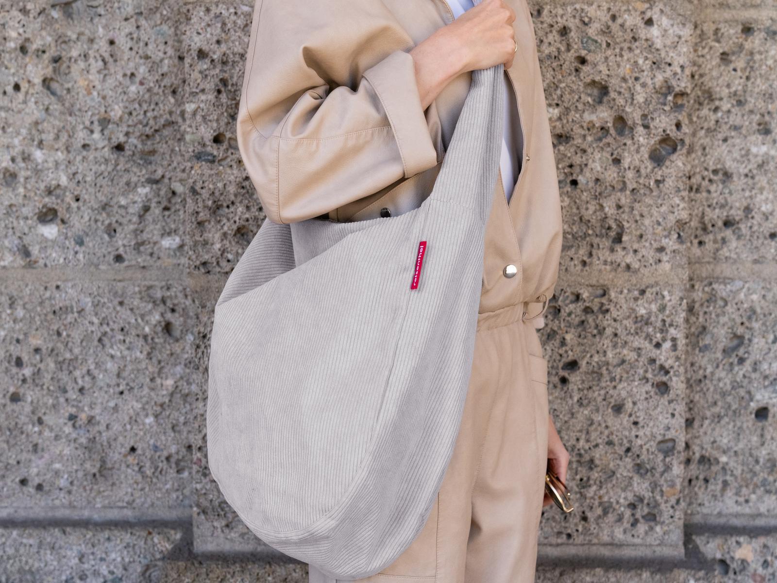 reisenthel moonbag cord grey Lifestyle6