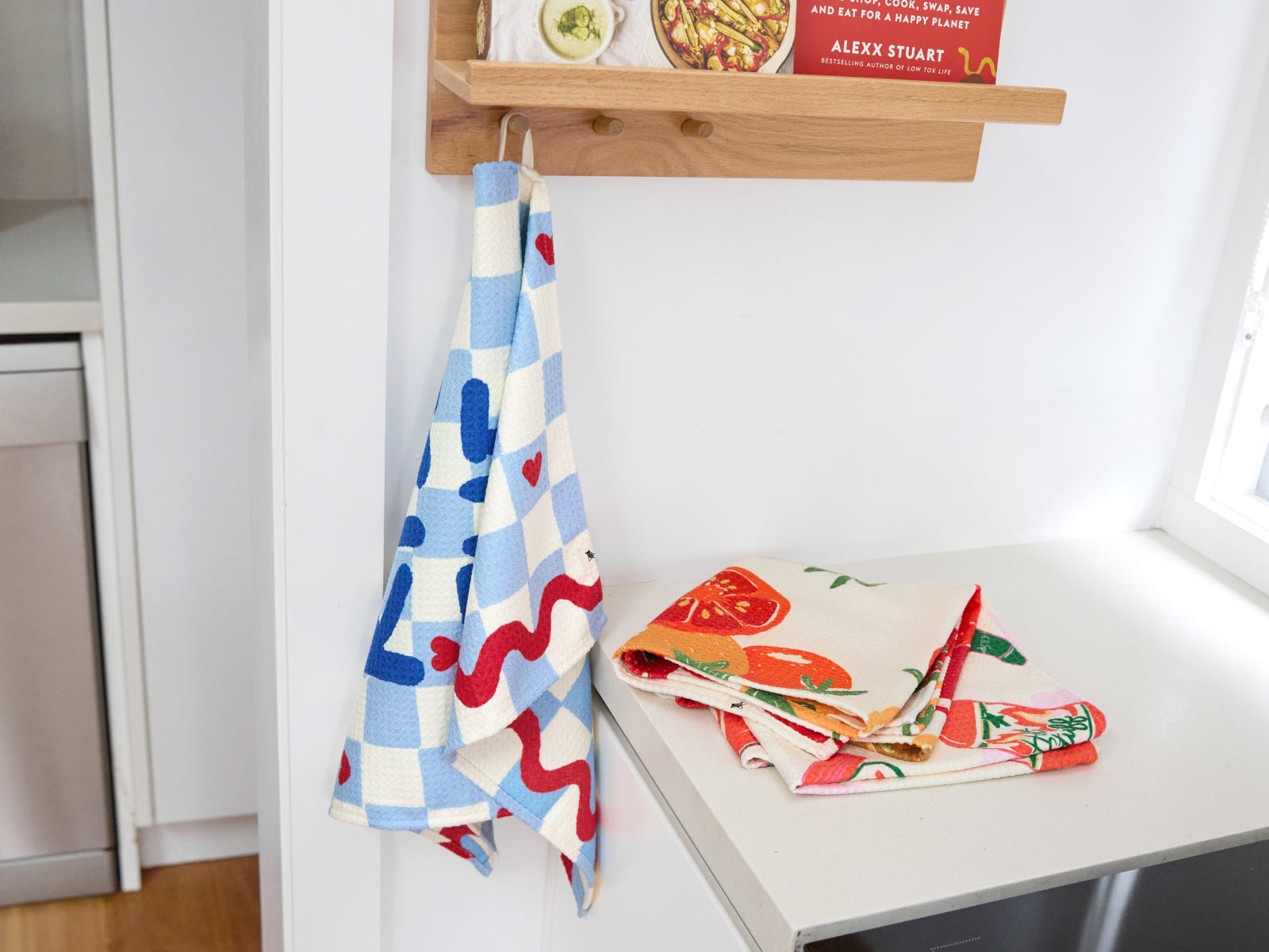 Dock & Bay Geschirrhandtuch Kiss The Cook 75x45cm Lifestyle 1