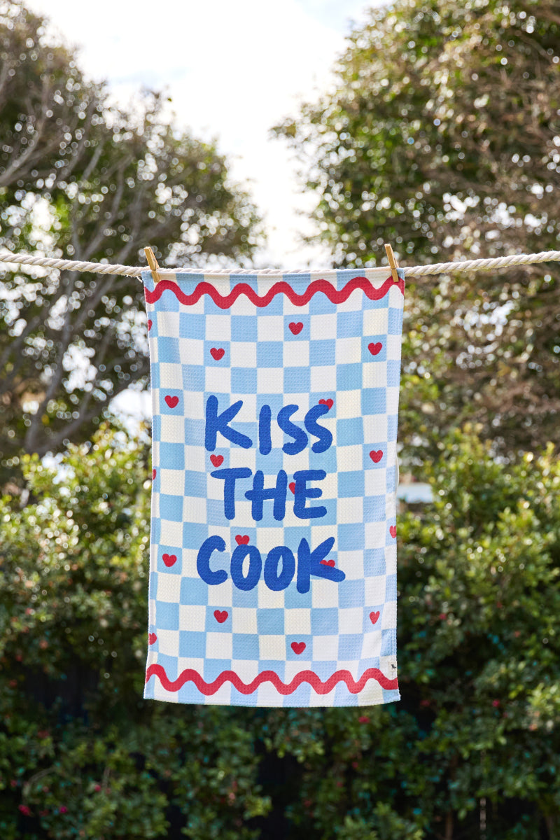 Dock & Bay Geschirrhandtuch Kiss The Cook 75x45cm Lifestyle 2