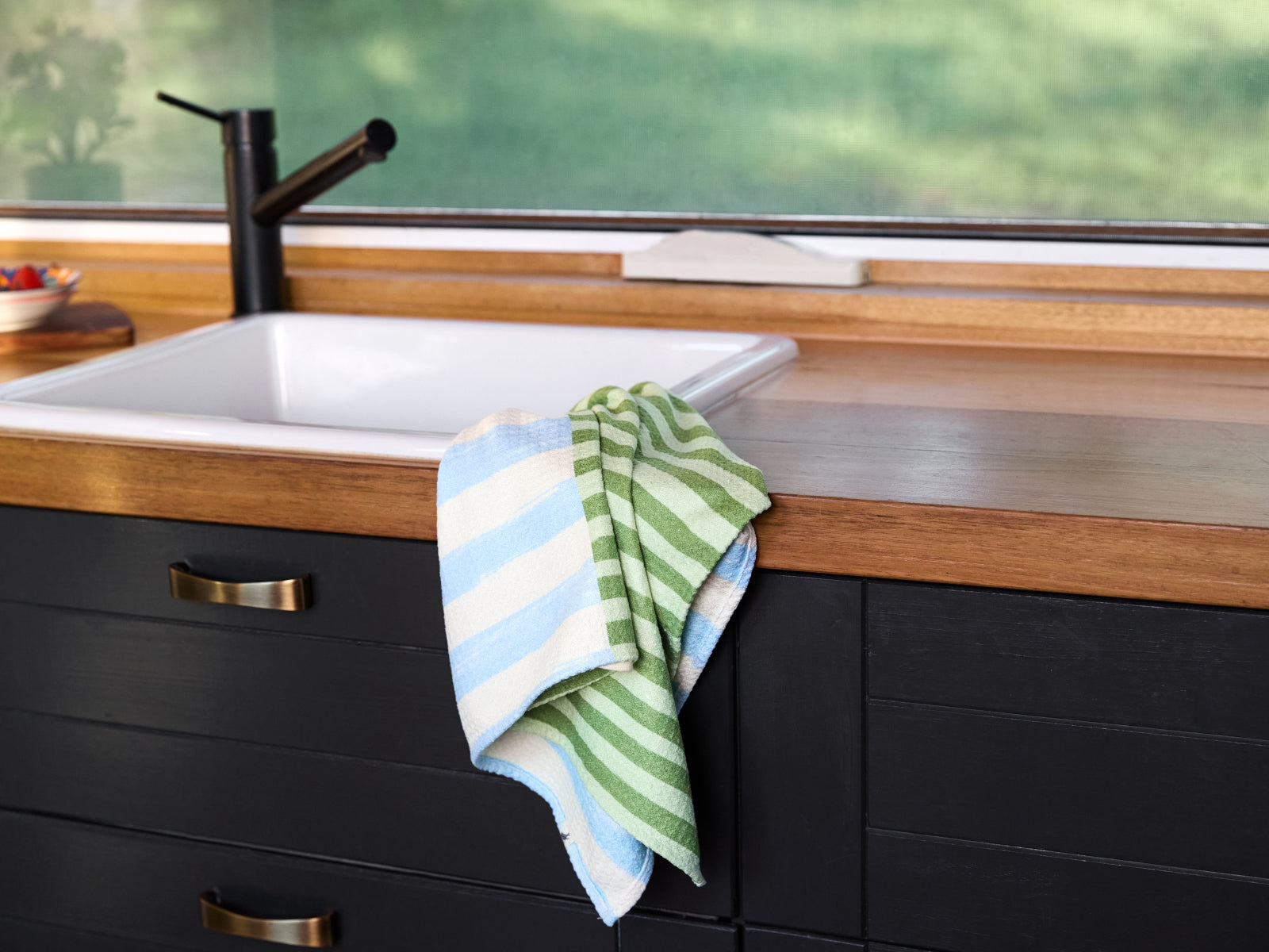 Dock & Bay Geschirrhandtuch Cucumber Cool 75x45cm Lifestyle 2