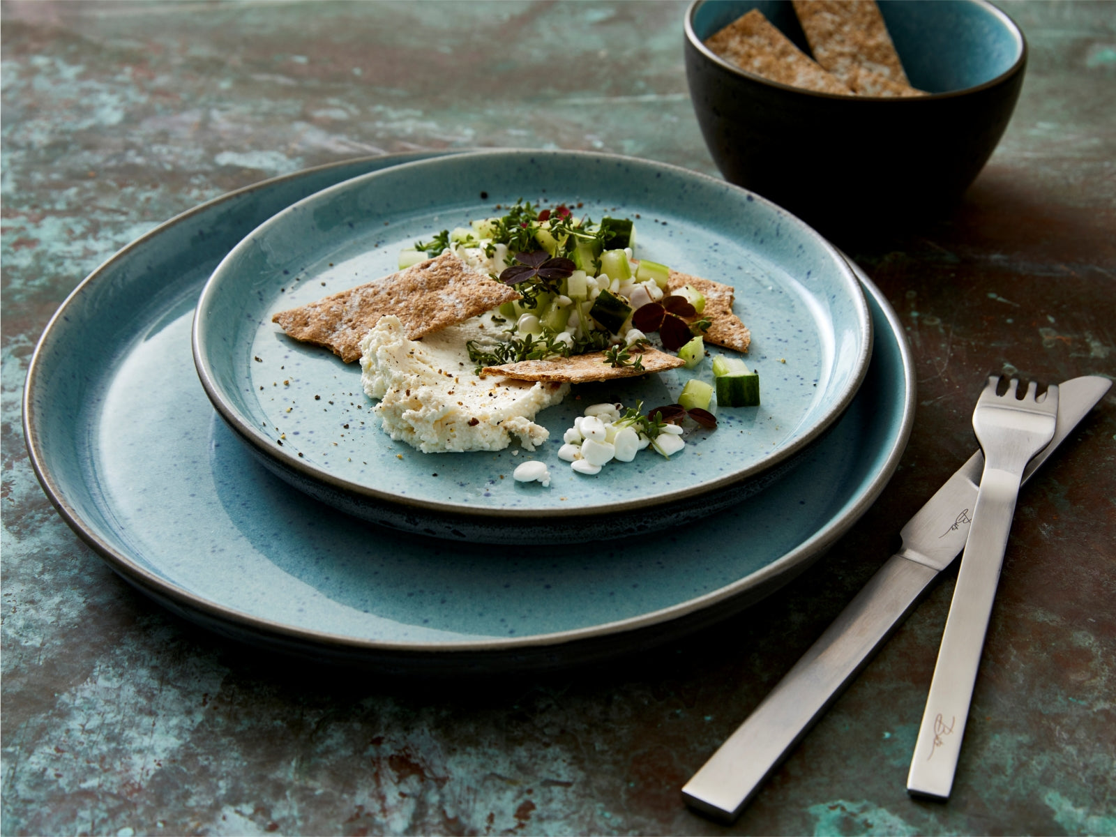 Bitz Speiseteller matt grey / shiny light blue 27 cm Set6 Lifestyle1