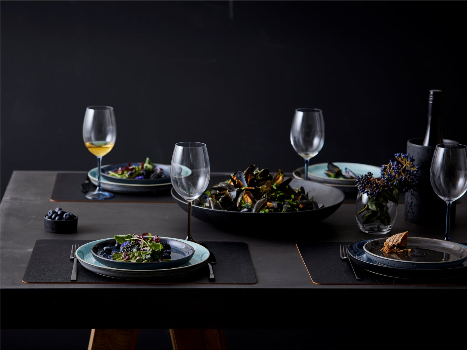 Frühstücksteller matt grey / shiny light blue 21cm Set6 Lifestyle