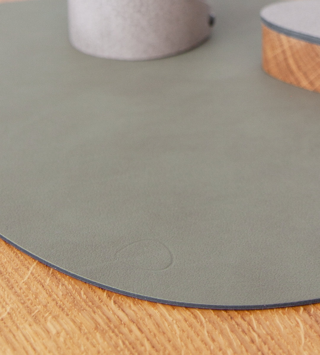 LIND DNA DOUBLE NUPO Tischset Curve L army green/nature