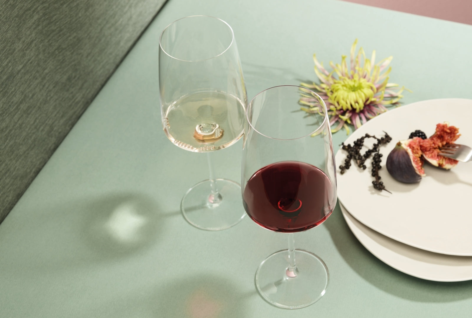 ZWIESEL GLAS Vivid Senses Weinglas kraftvoll & würzig Set 2tlg Lifestyle 2