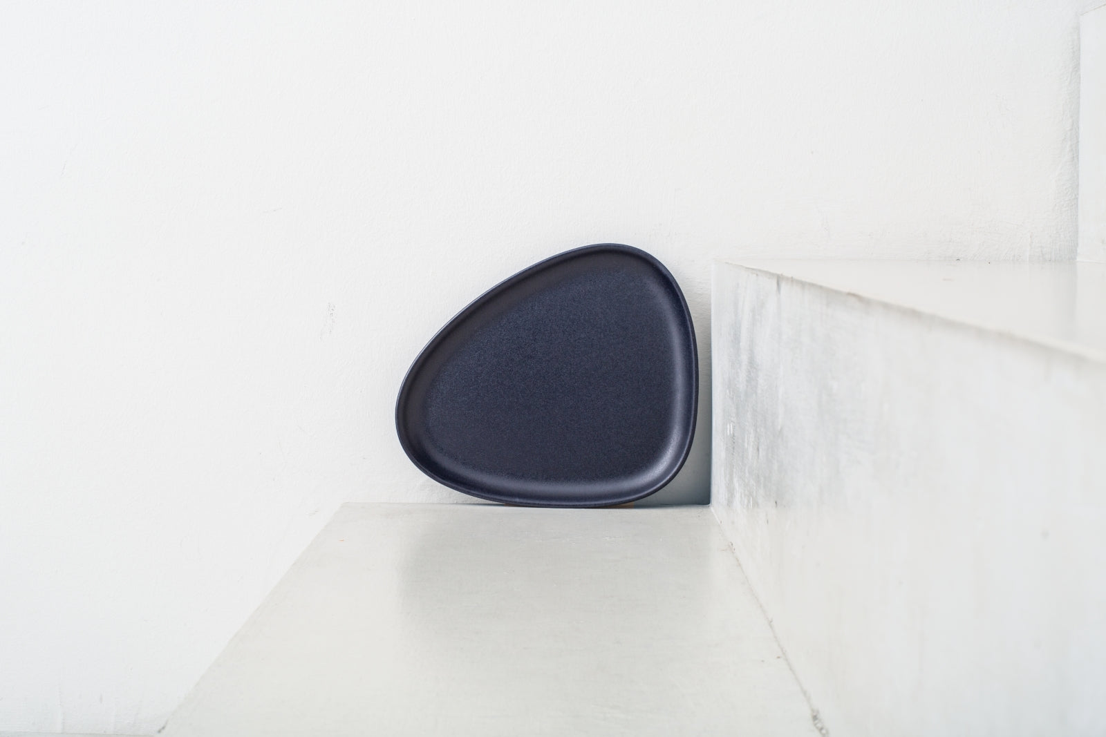 LIND DNA Curve Stoneware Frühstücksteller navy blue