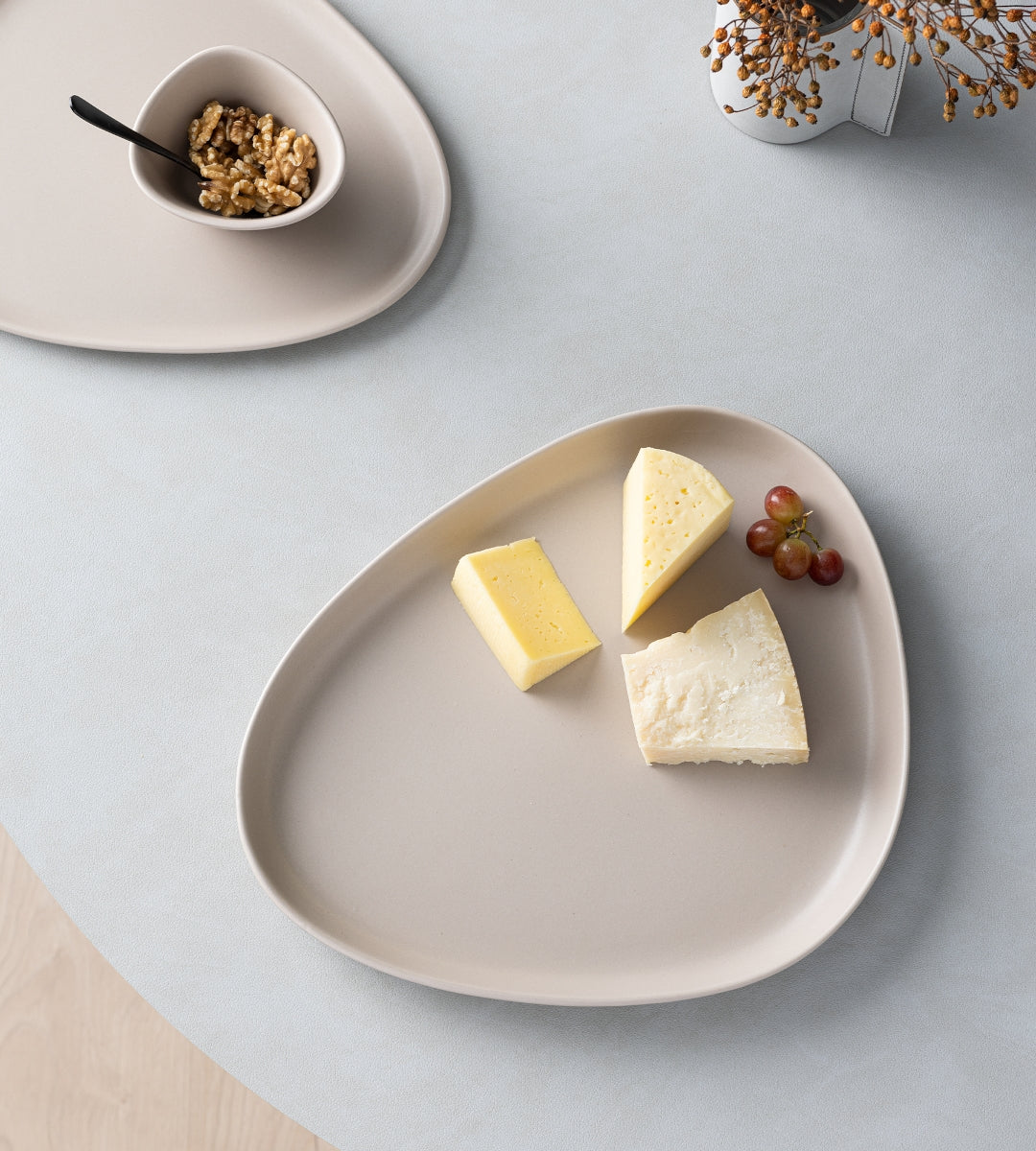 LIND DNA Curve Stoneware Platzteller sand