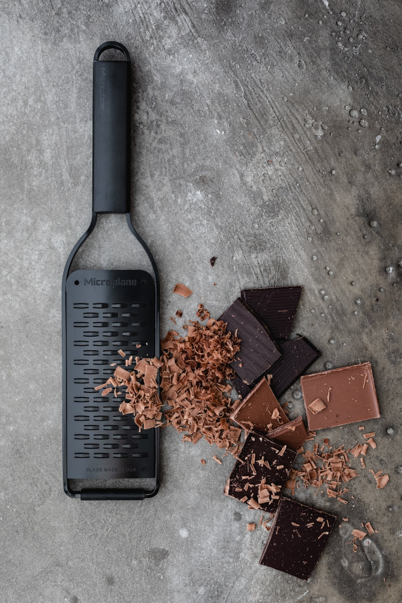 Microplane Black Sheep Serie Reibe 2-Wege-Schneide schwarz Lifestyle 2