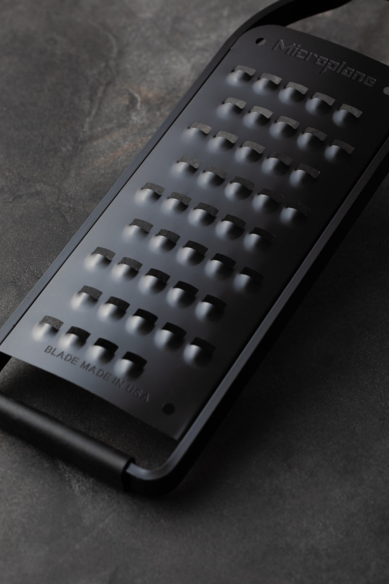 Microplane Black Sheep Serie Reibe sehr grob schwarz Lifestyle 1