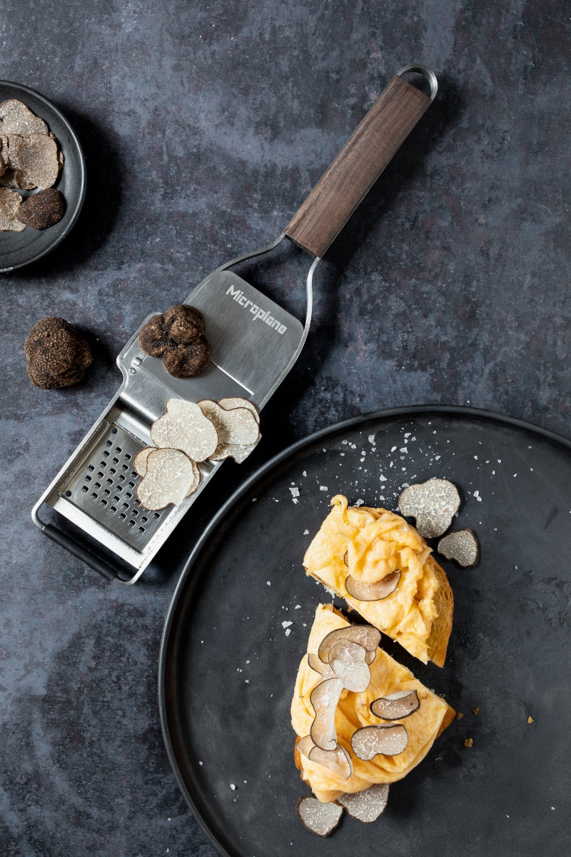 Microplane Master Serie Trüffel-Profi 2in1 Edelstahl/Walnuss Lifestyle 1