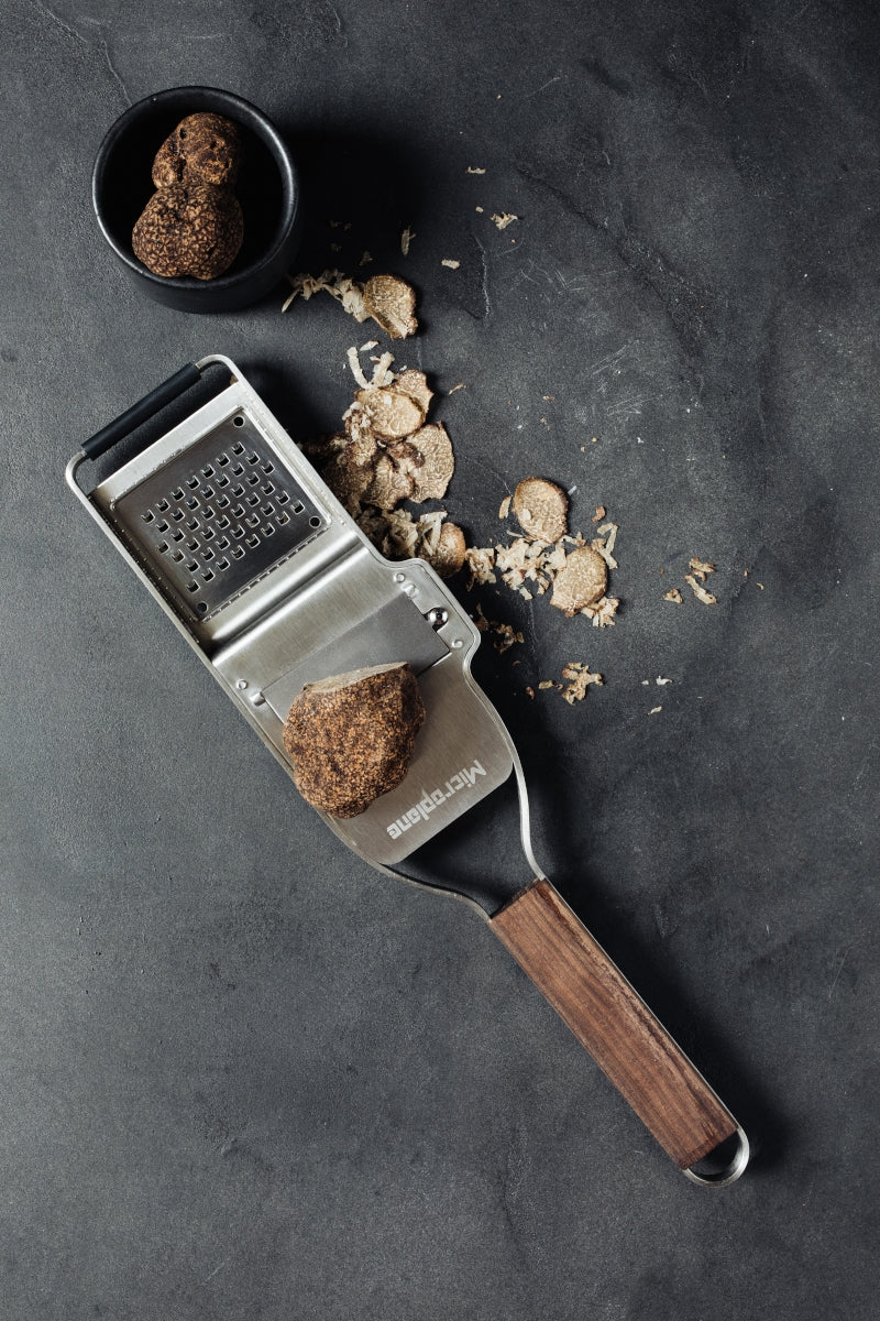Microplane Master Serie Trüffel-Profi 2in1 Edelstahl/Walnuss Lifestyle 3