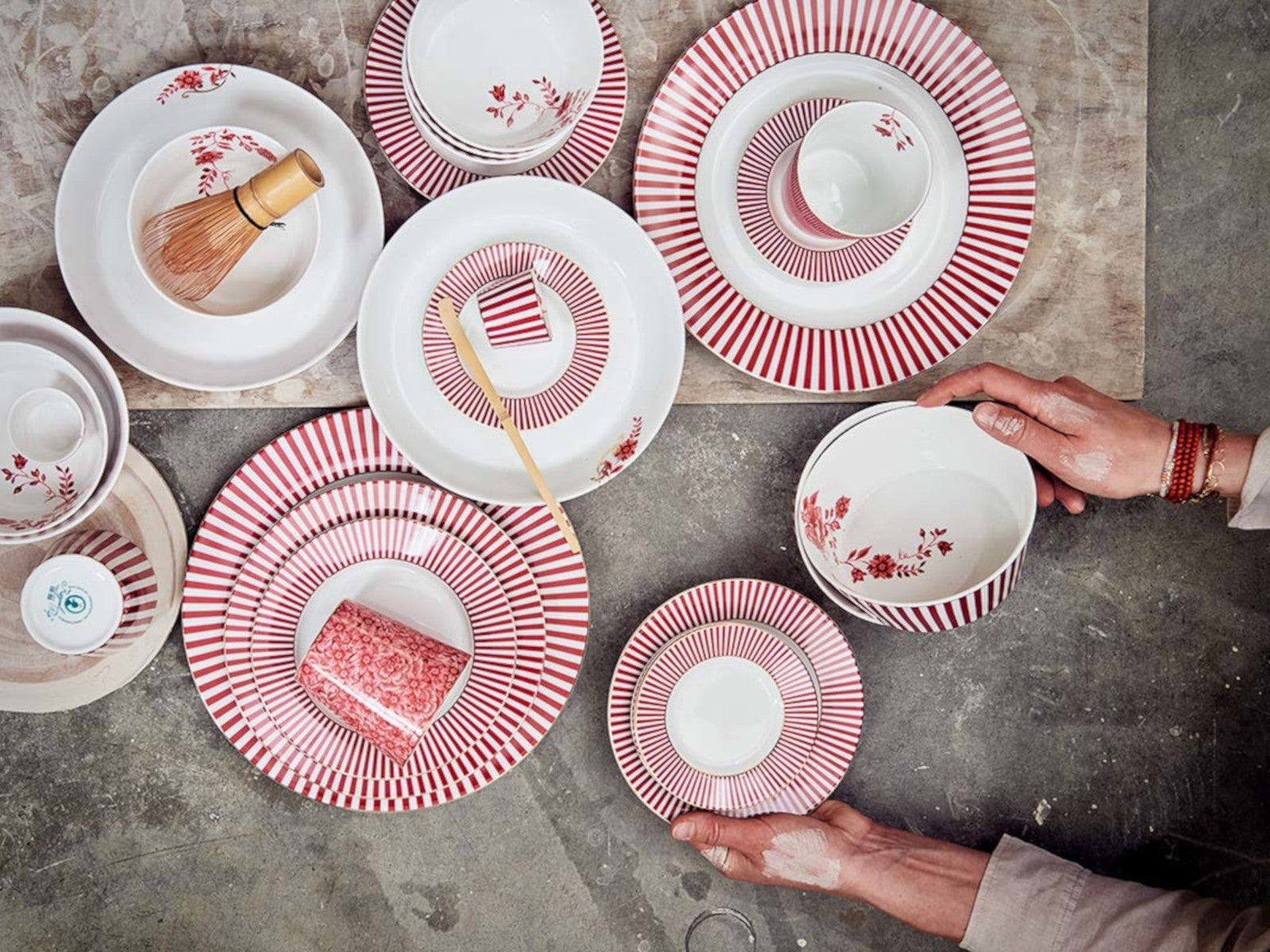 PIP STUDIO Royal Stripes Brotteller dark pink 17 cm Lifestyle 3