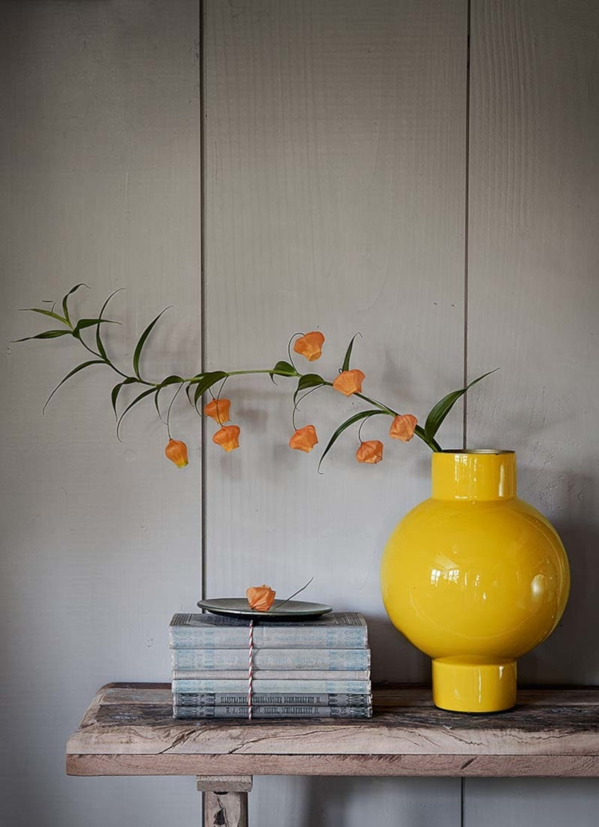 PIP STUDIO Vase Metal medium ockergelb 24 x 40 cm Lifestyle 1