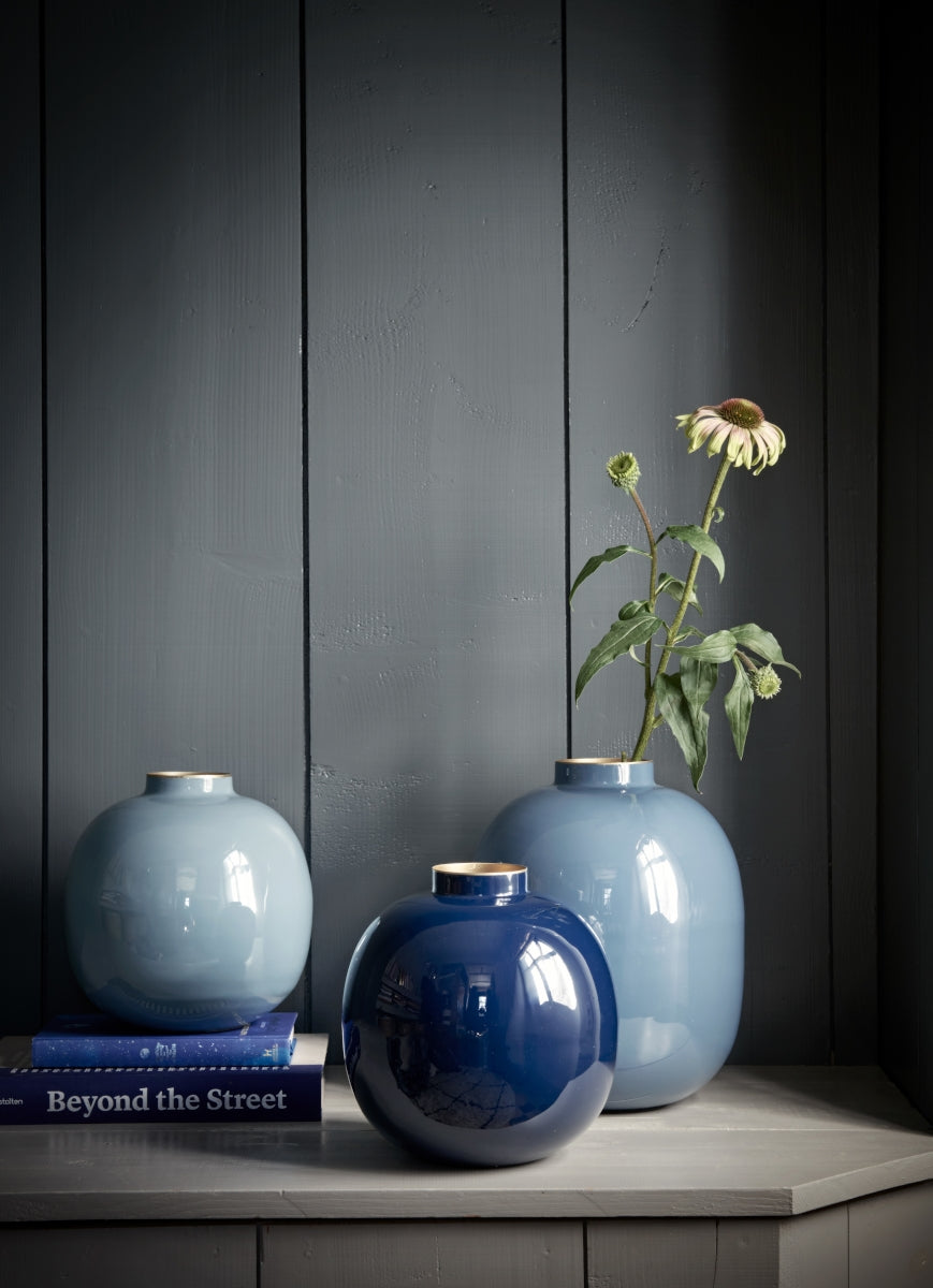 PIP STUDIO Vase Metal blau 23 cm Lifestyle 