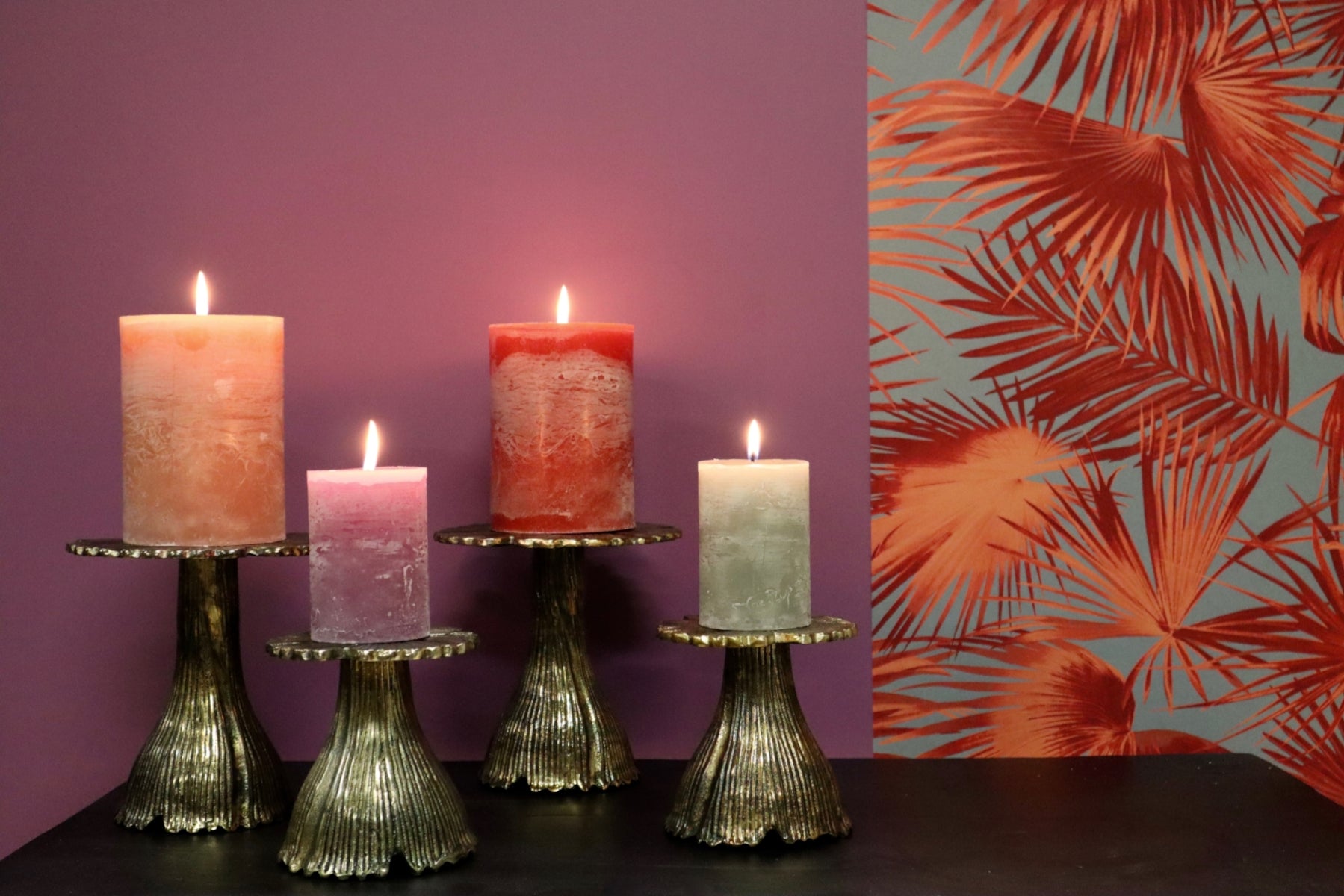 Dekocandle Zylinder-Kerze crimson Ø 7 x 25 cm (1 Stück) Lifestyle 2