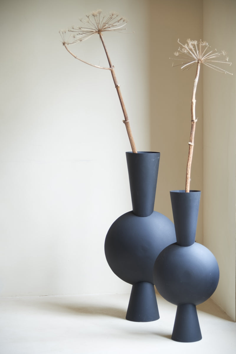 Light & Living Kavandu Vase matt schwarz 38 x 17,5 x 79,5 cm Lifestyle