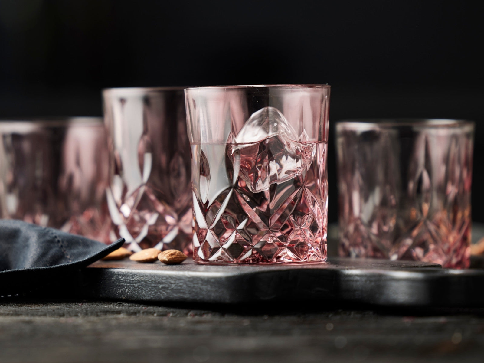 Lyngby Sorrento Whiskyglas pink 320ml Set4 Lifestyle2