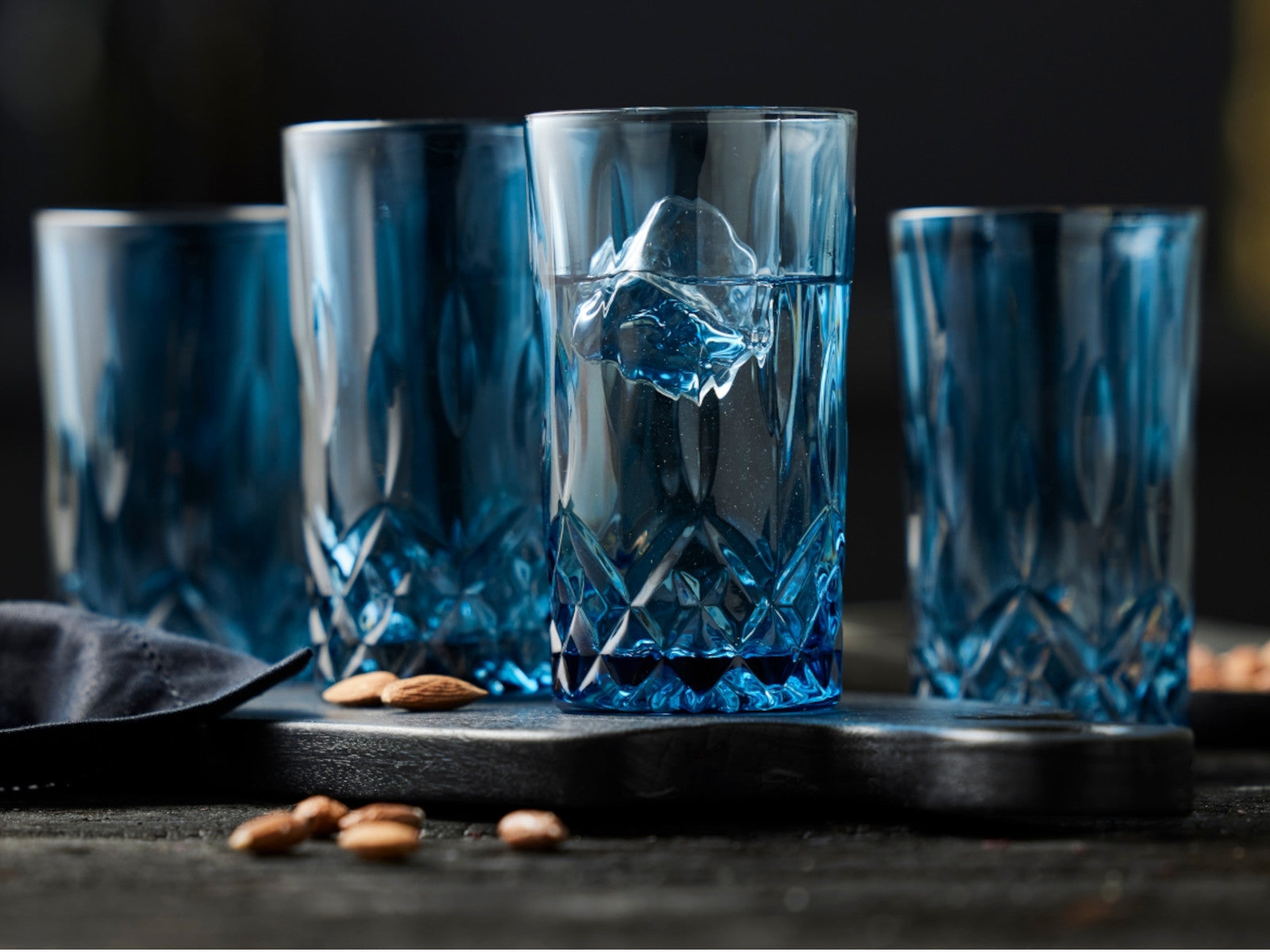 Lyngby Highball Sorrento Longdrinkglas blau 380ml Set4 Lifestyle1