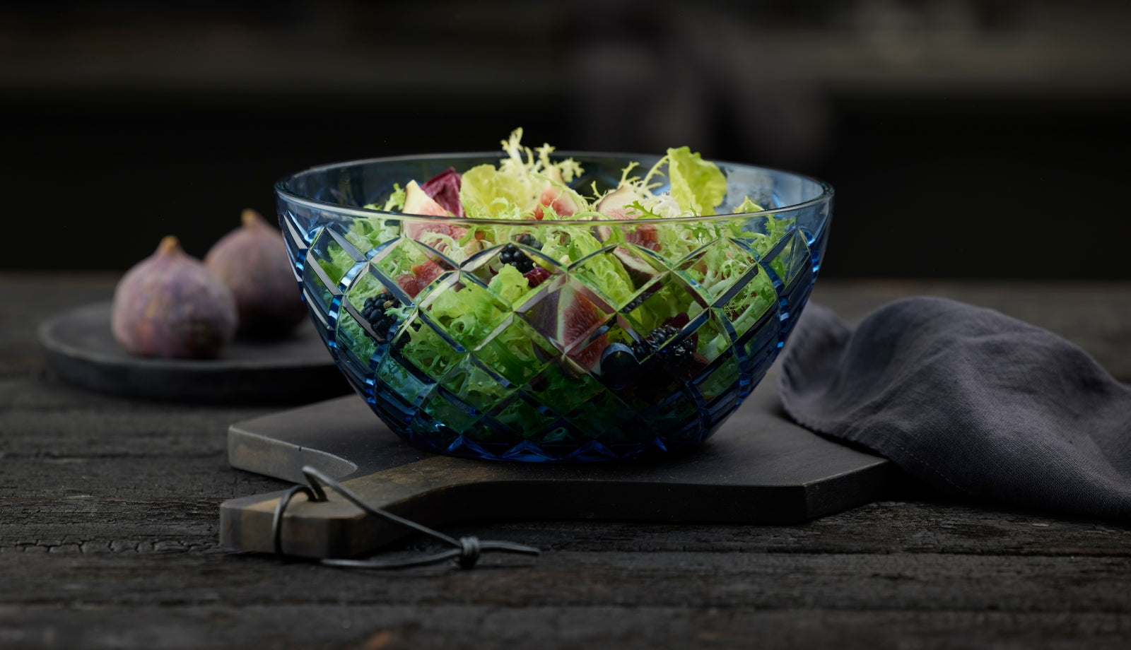 Lyngby Sorrento Salatschüssel Glas blau 24cm Lifestyle2