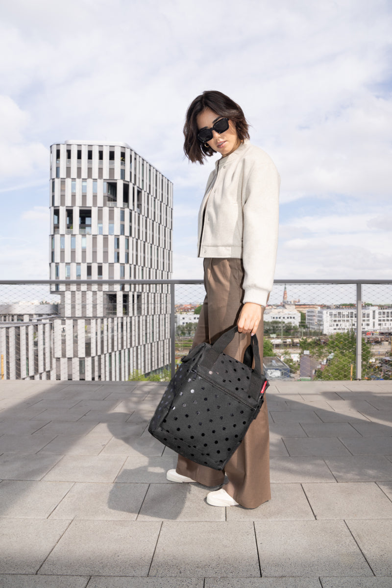 reisenthel allrounder R glossy dots black Lifestyle 1