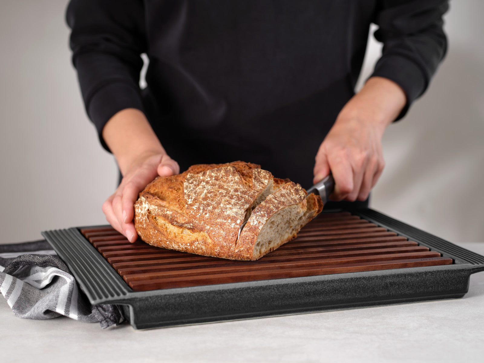 ASA kitchen'art Brotschneidebrett schwarz 42x30x3,3cm Lifestyle 1