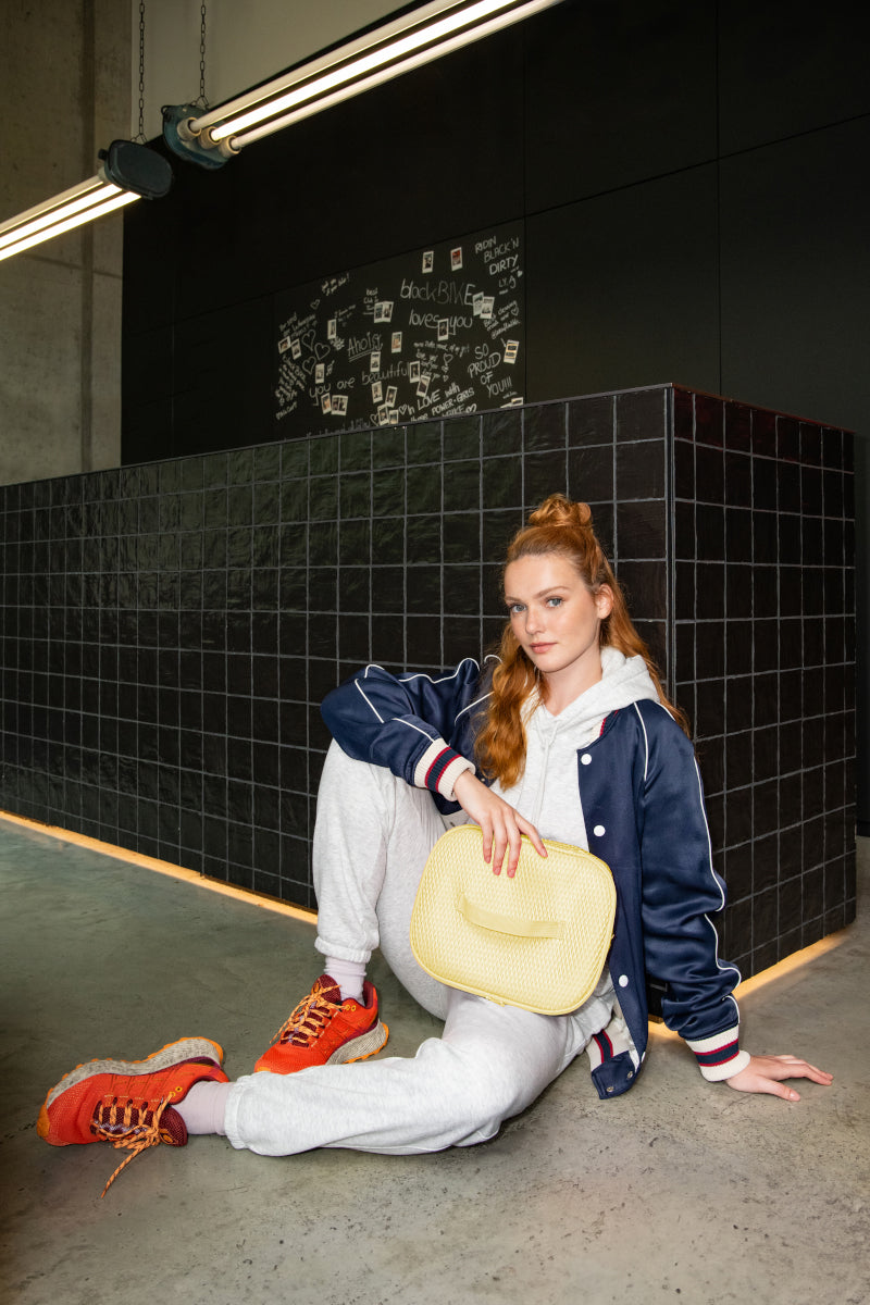 reisenthel coolerbag M pocket mesh lemon Lifestyle 1