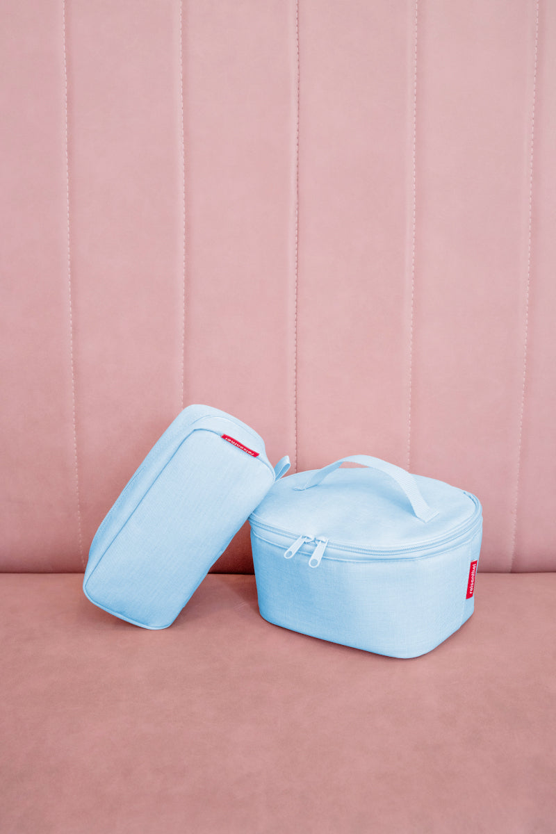 reisenthel coolerbag M pocket twist powder blue Lifestyle 2