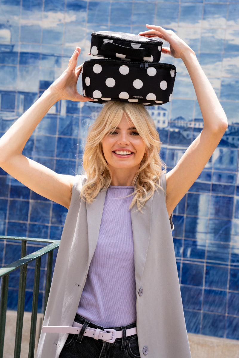 reisenthel coolerbag M pocket dots white Lifestyle 2