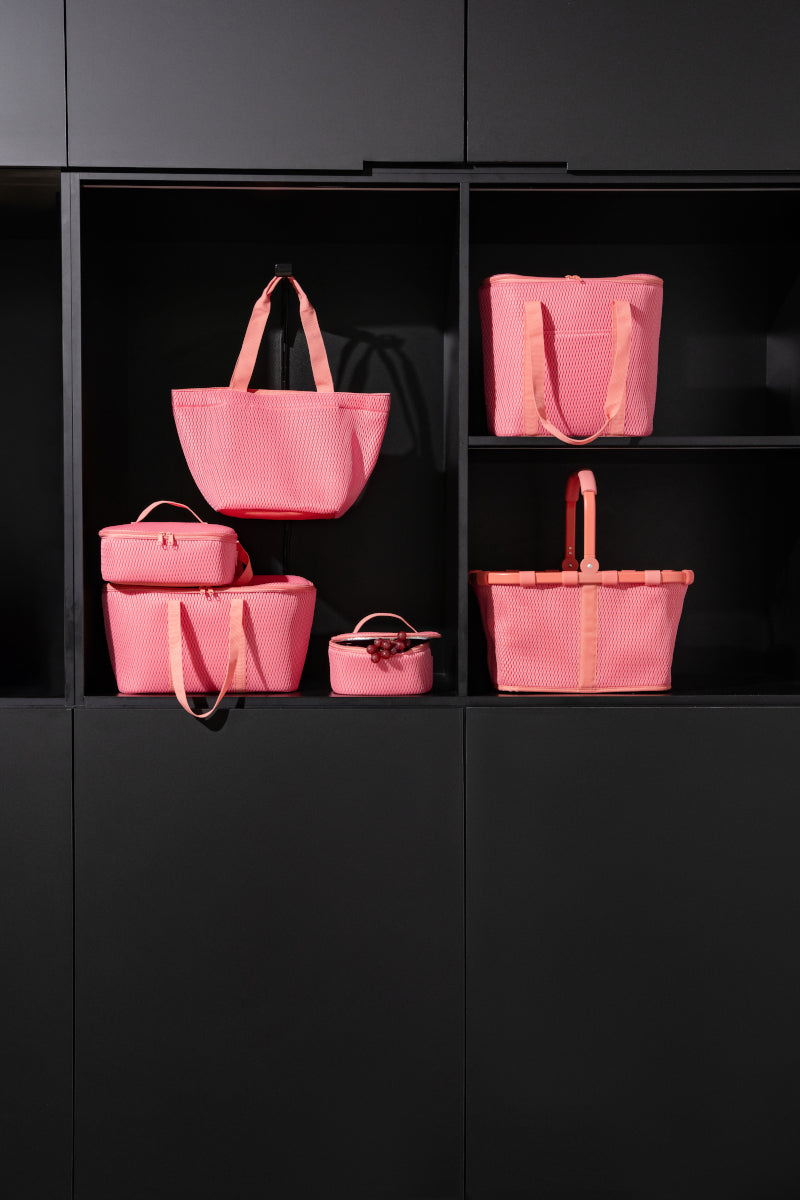 reisenthel coolerbag S pocket mesh coral Lifestyle 1