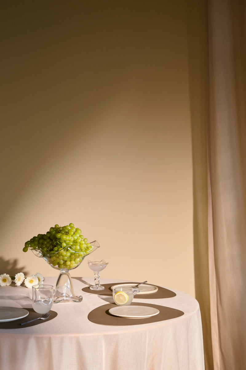 LIND DNA Nupo Tischset Curve L flint grey Lifestyle