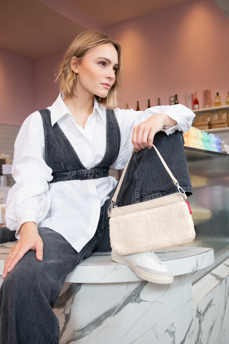 reisenthel mini pouch teddy sand Lifestyle 4