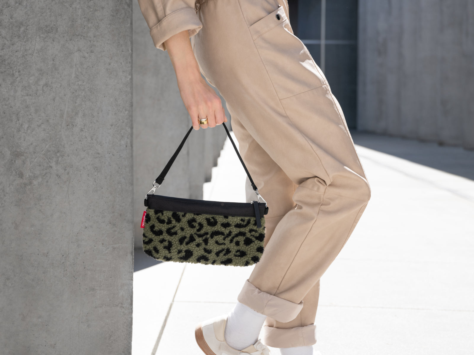 reisenthel mini pouch teddy leo olive Lifestyle 1