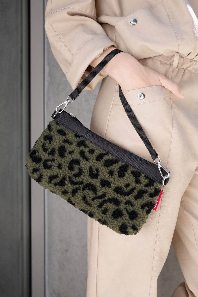 reisenthel mini pouch teddy leo olive Lifestyle 2