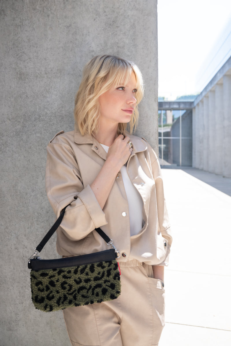 reisenthel mini pouch teddy leo olive Lifestyle 3