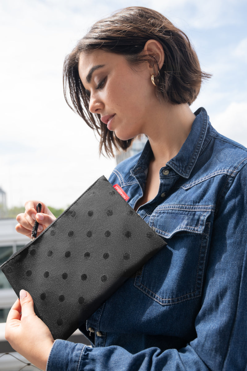 reisenthel case 1 glossy dots black Lifestyle 2