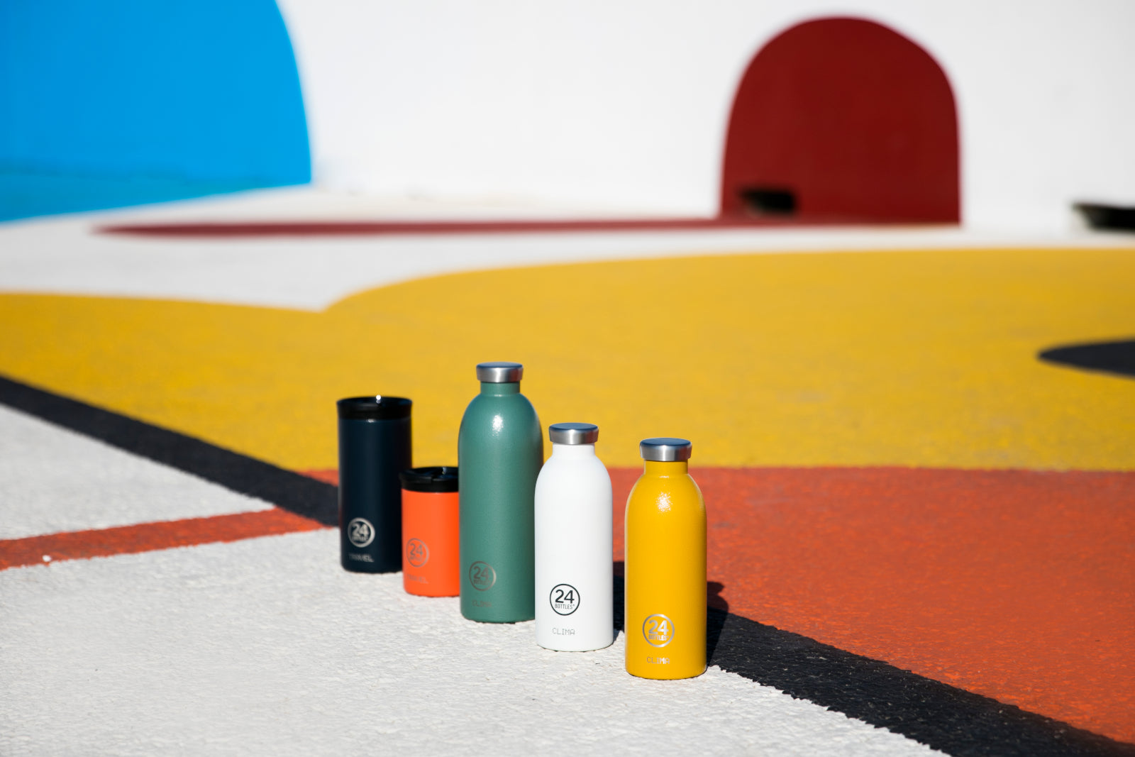 24Bottles Travel Tumbler Stone Tuxedo Black 600ml Lifestyle 1