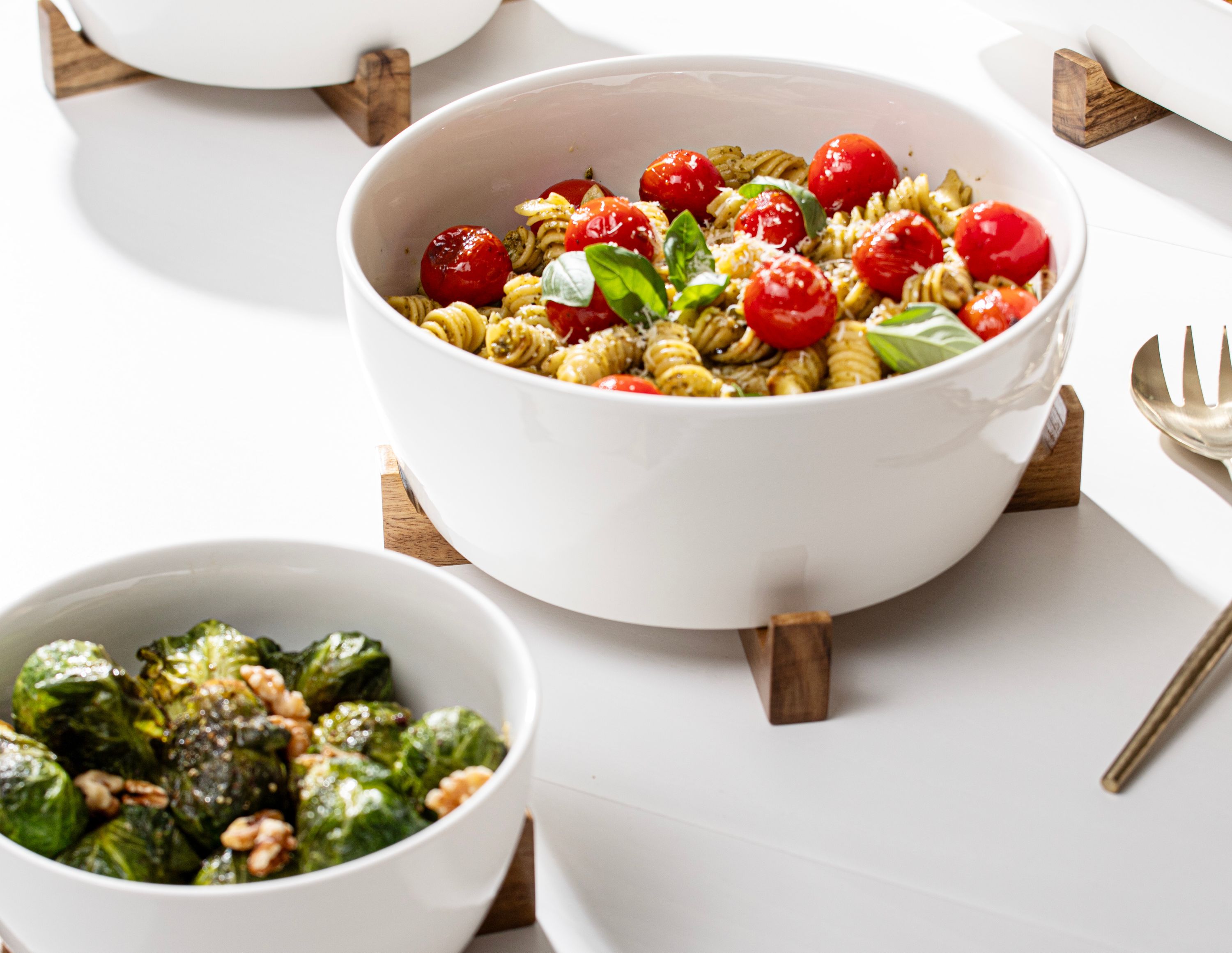 ladelle Alto Oven To Table weiß Schale mit Untersetzer 28cm Lifestyle4