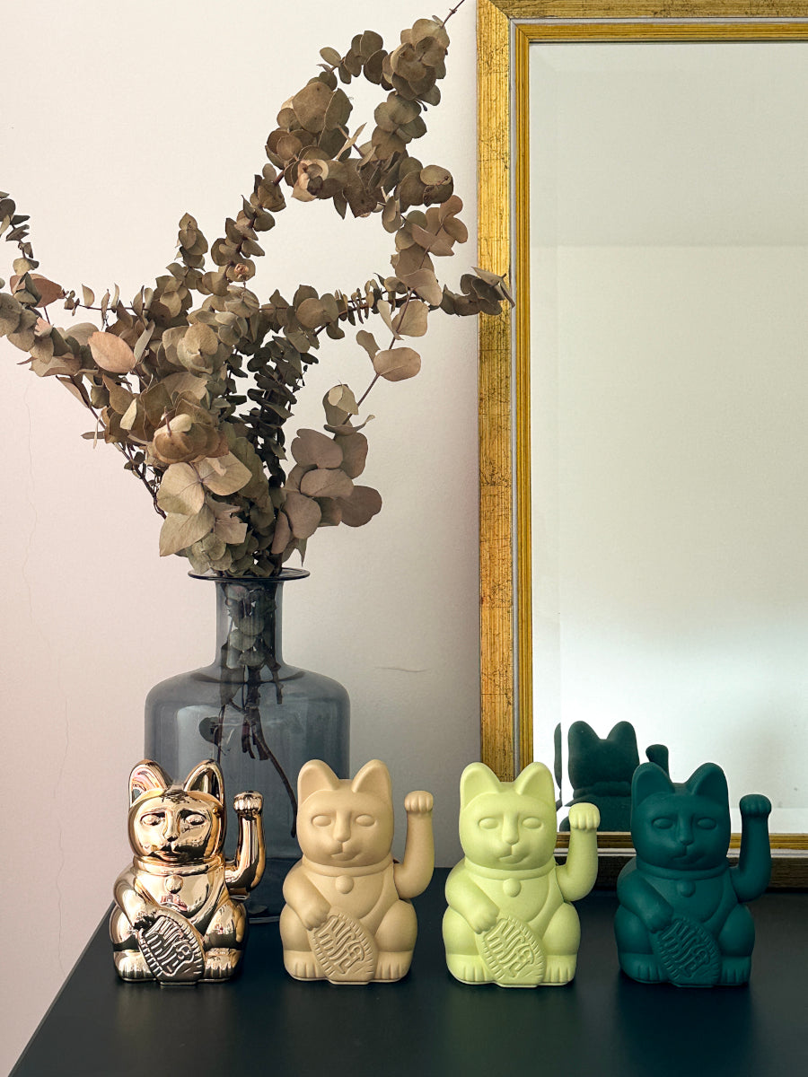 Donkey Products Lucky Cat Classic Winkekatze ocker 15cm Lifestyle 2