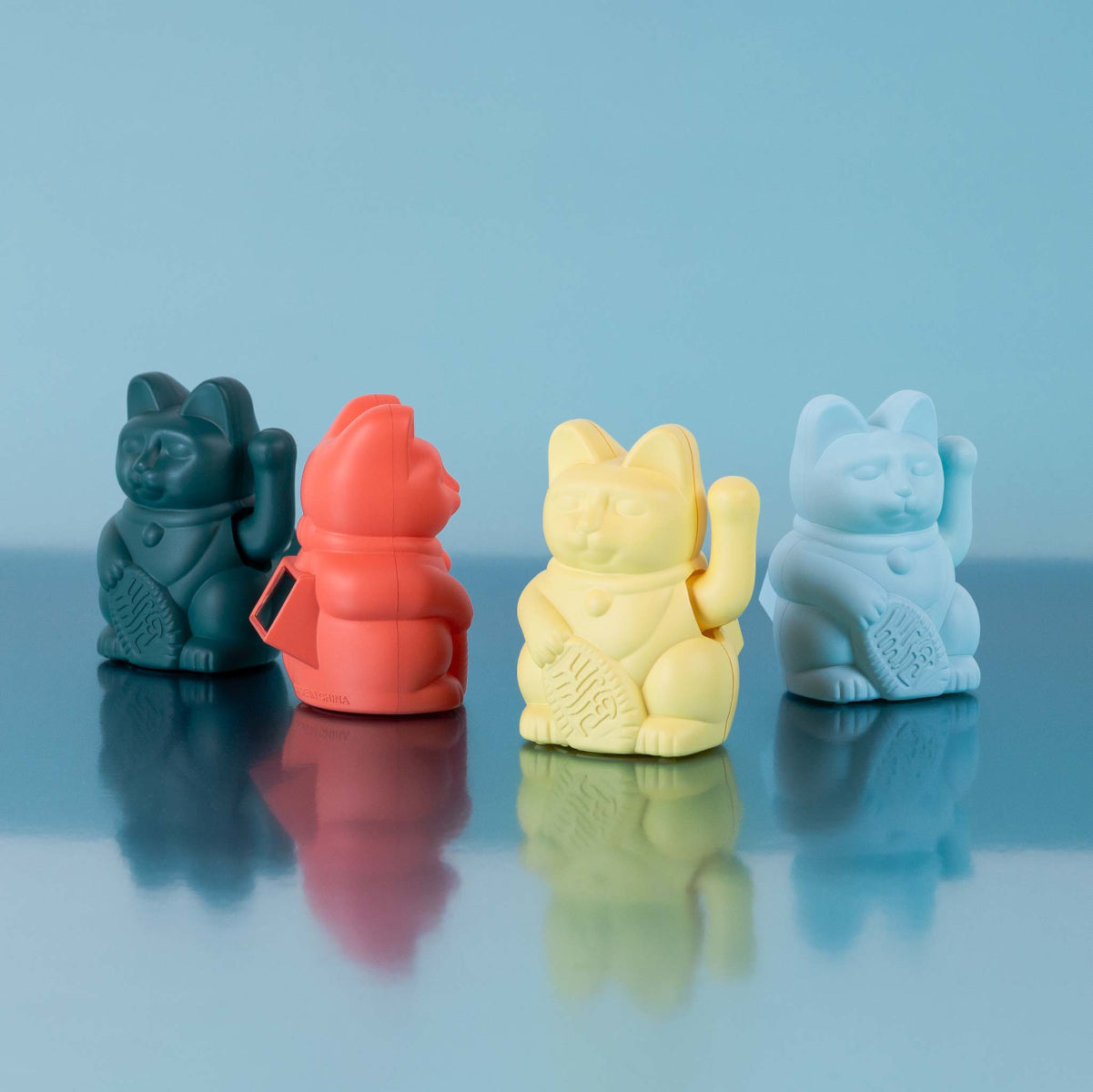 Donkey Products Lucky Cat Solar Winkekatze neon orange 6,5cm Lifestyle 4