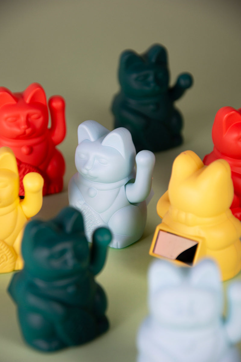 Donkey Products Lucky Cat Solar Winkekatze grün 6,5cm Lifestyle 6