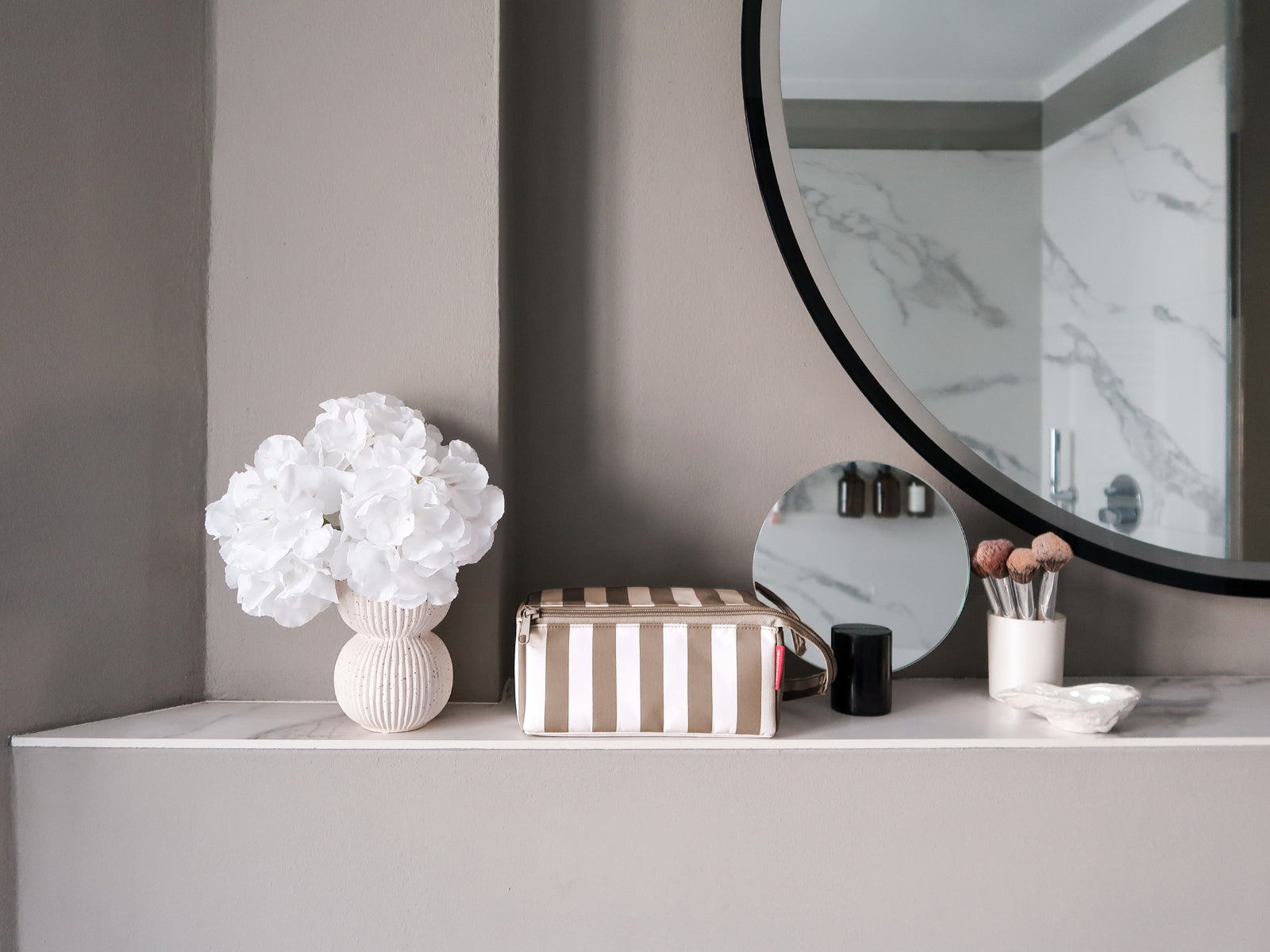 reisenthel fold case summerstripes coffee Lifestyle 1