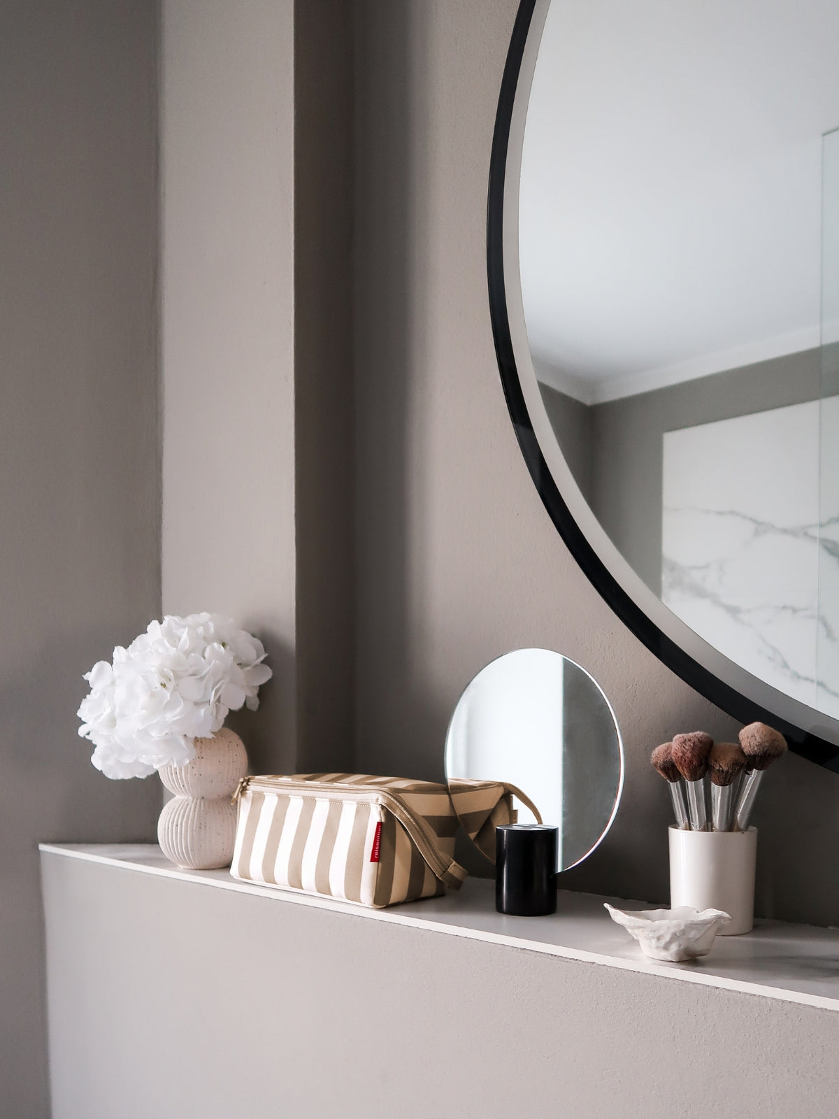 reisenthel fold case summerstripes coffee Lifestyle 2