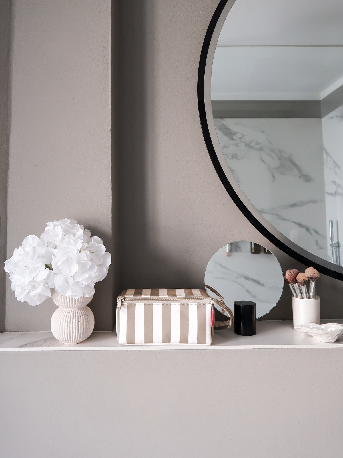 reisenthel fold case summerstripes coffee Lifestyle 3