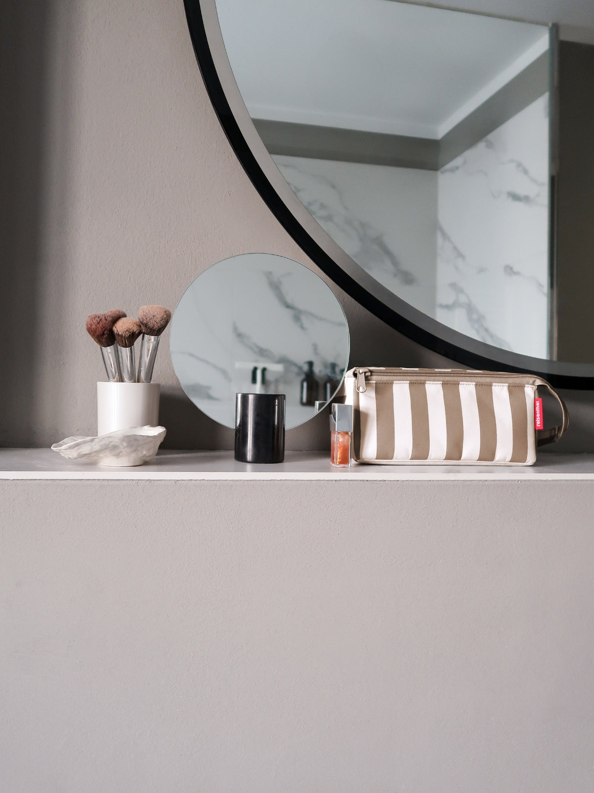 reisenthel fold case summerstripes coffee Lifestyle 4