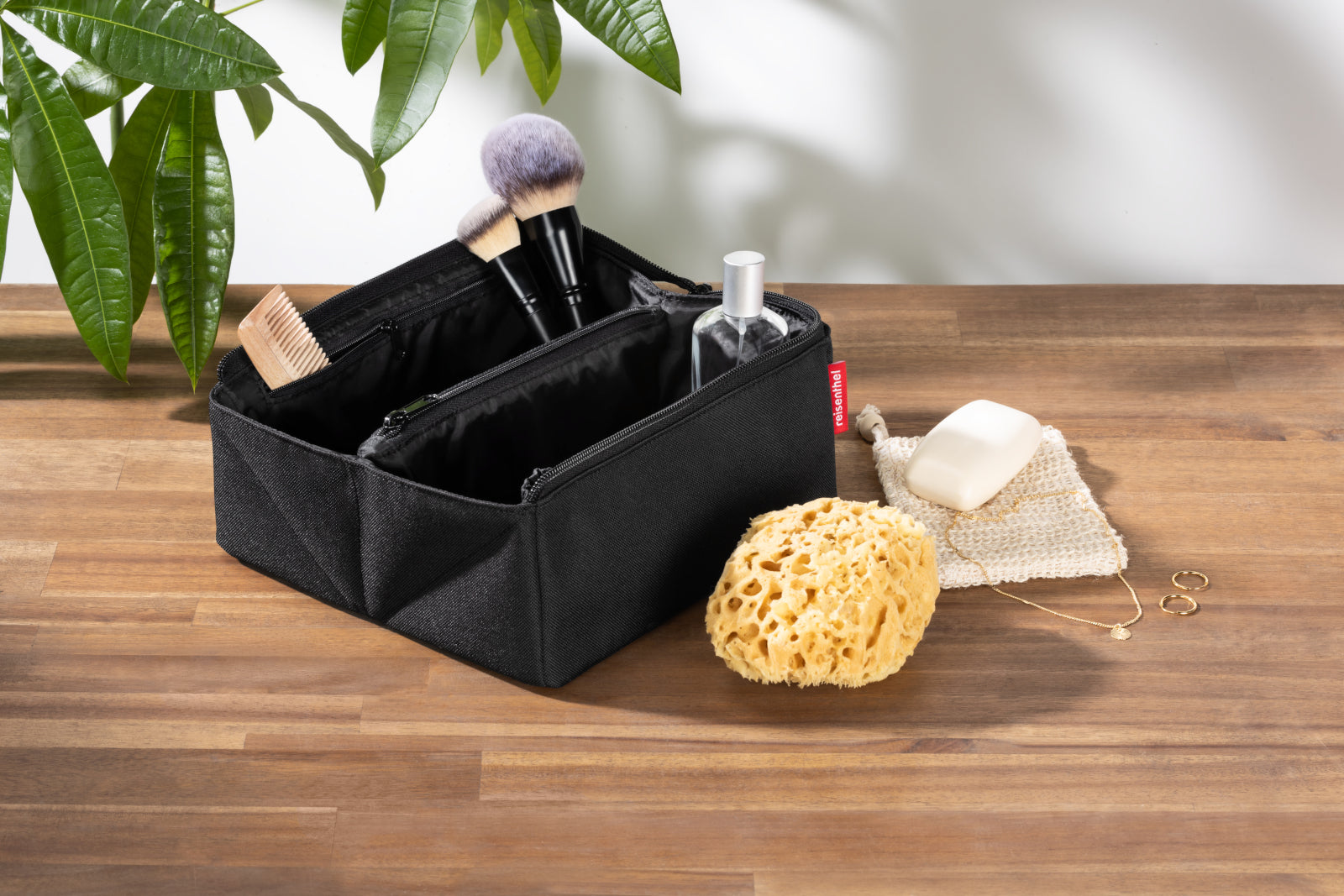 reisenthel fold case black Lifestyle 1