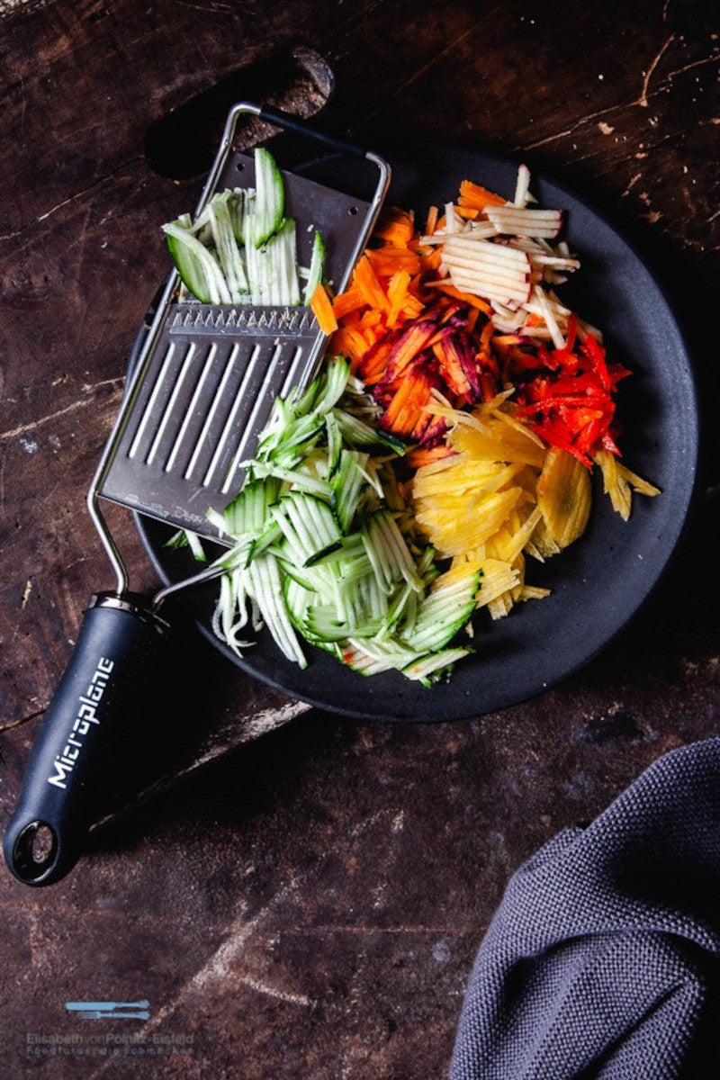 Microplane Profi-Juliennehobel schwarz Lifestyle 3