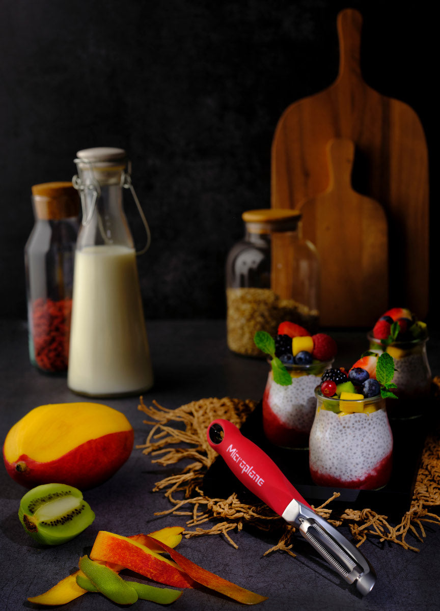 Microplane Profi-Schäler mit gezähnter Klinge rot Lifestyle 2