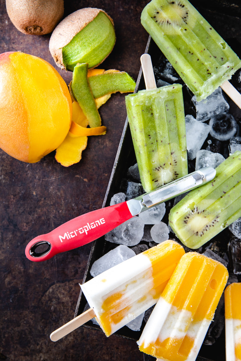 Microplane Profi-Schäler mit gezähnter Klinge rot Lifestyle 1