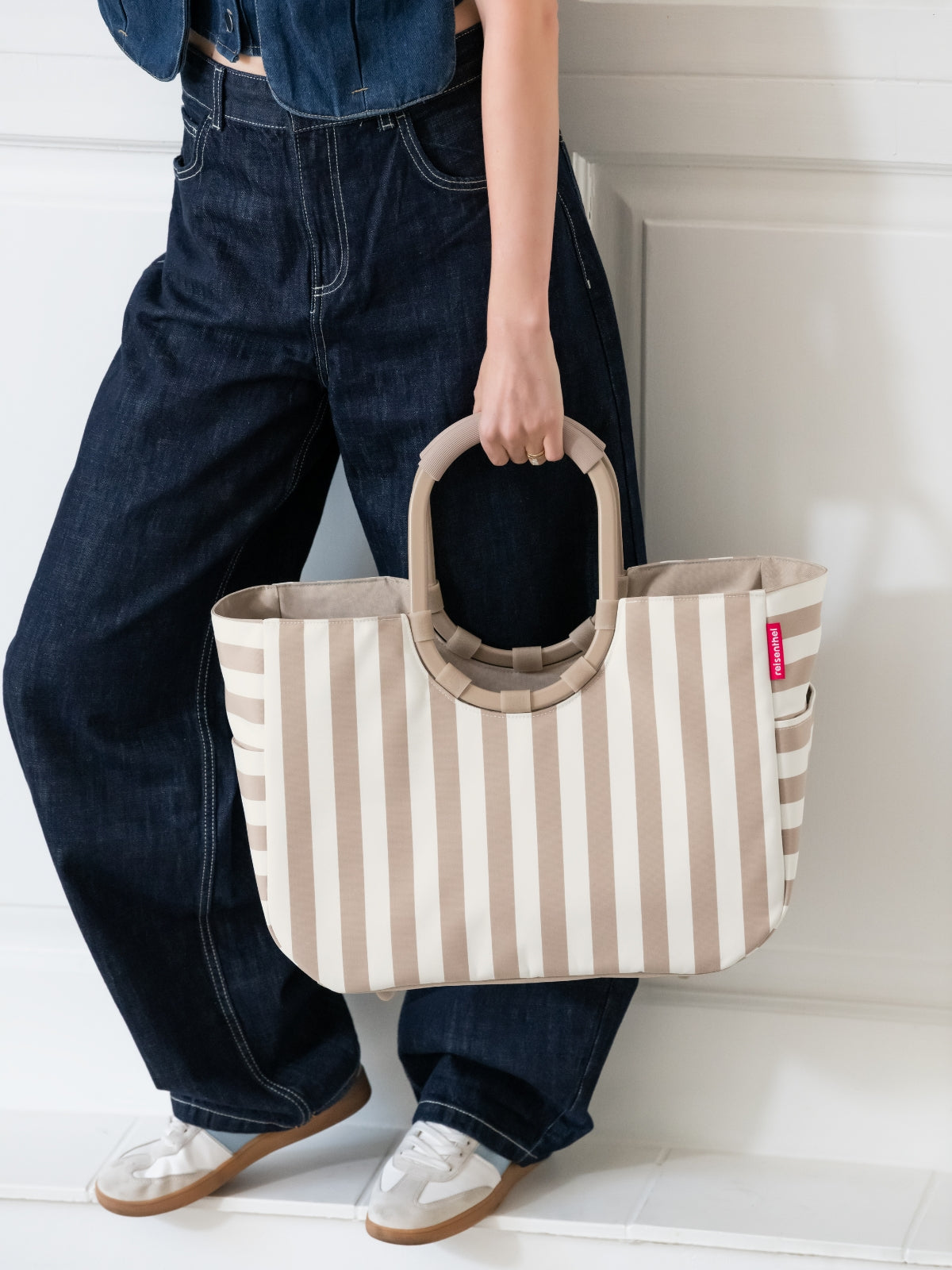 reisenthel loopshopper L summerstripes coffee Lifestyle 4
