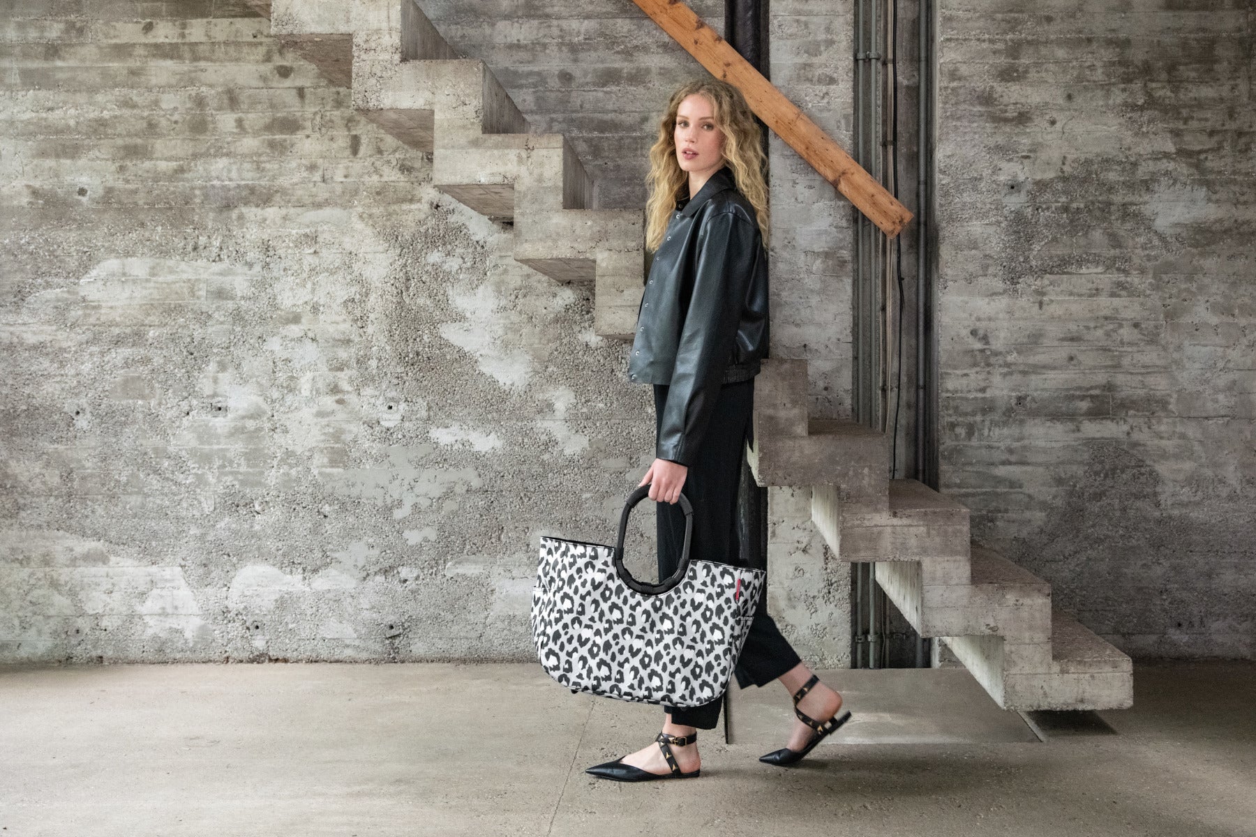 reisenthel loopshopper L frame leo nero Lifestyle 1